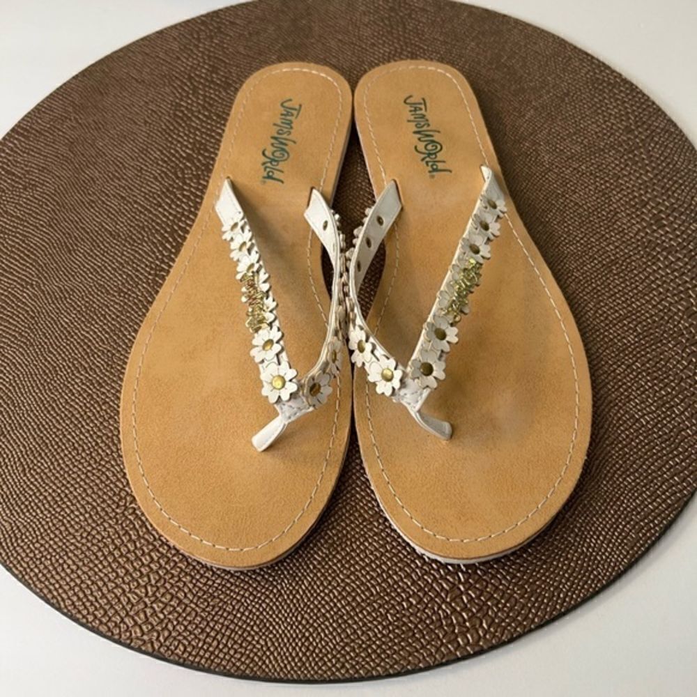 NEW W/O TAGS Jams World Flip Flops Size 8M. White Daisy Flowers w Gold Cl‎ Studs